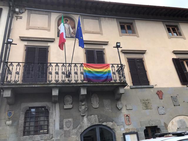 Giornata Mondiale contro l’omofobia, bifobia e transfobia; a Castelfranco Piandiscò esposte le bandiere dell’orgoglio LGBT